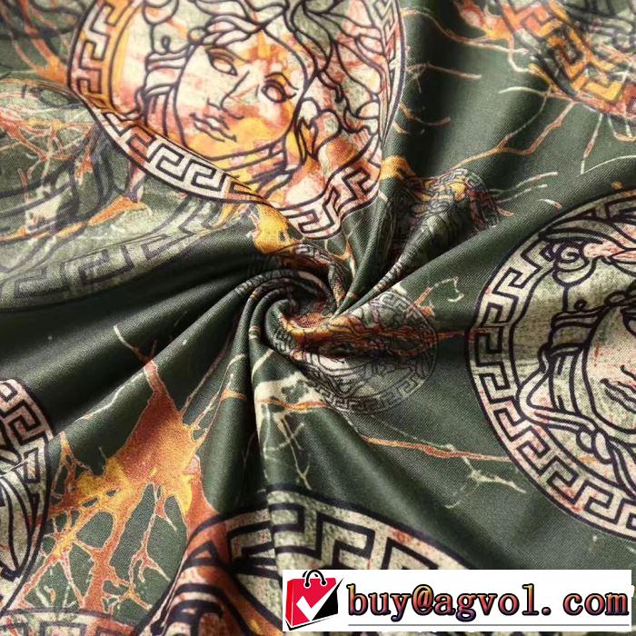 今年は大きめの新作がトレンド 大人カジュアル夏ファッション2019 VERSACE ヴェルサーチ 半袖Tシャツ