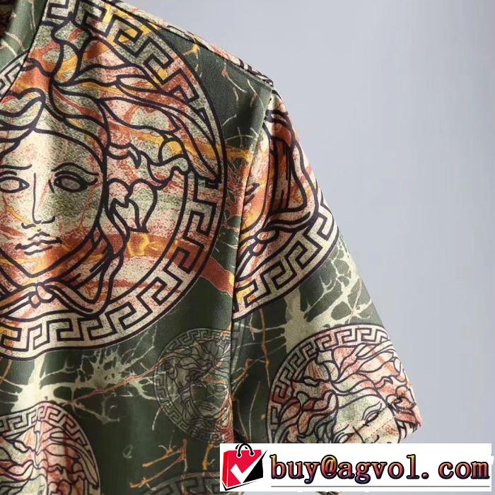 今年は大きめの新作がトレンド 大人カジュアル夏ファッション2019 VERSACE ヴェルサーチ 半袖Tシャツ