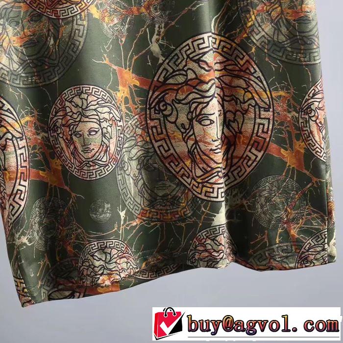 今年は大きめの新作がトレンド 大人カジュアル夏ファッション2019 VERSACE ヴェルサーチ 半袖Tシャツ