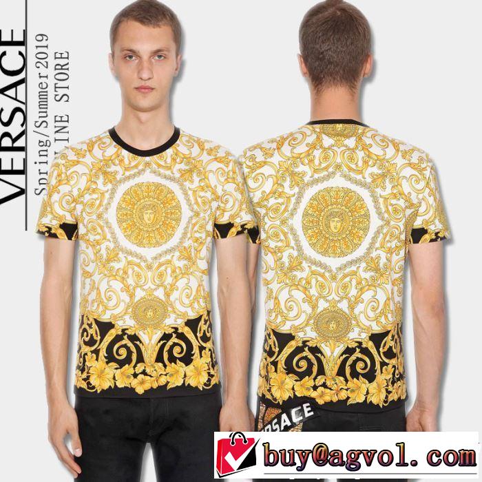 2019年春夏流行ファッション 夏らしい季節感 大人の可愛さを引き立て  VERSACE ヴェルサーチ 半袖Tシャツ