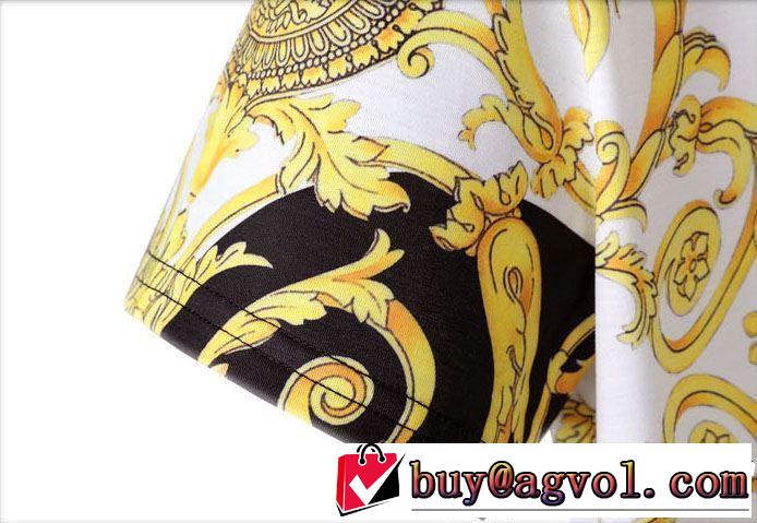 2019年春夏流行ファッション 夏らしい季節感 大人の可愛さを引き立て  VERSACE ヴェルサーチ 半袖Tシャツ