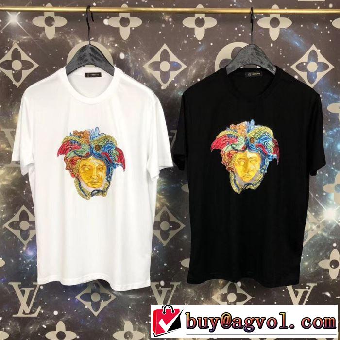 Tシャツ/半袖  夏のコーデには欠かせないヴェルサーチVERSACE 2色可選  今年は大きめの新作がトレンド