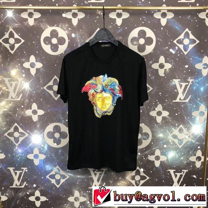 Tシャツ/半袖  夏のコーデには欠かせないヴェルサーチVERSACE 2色可選  今年は大きめの新作がトレンド