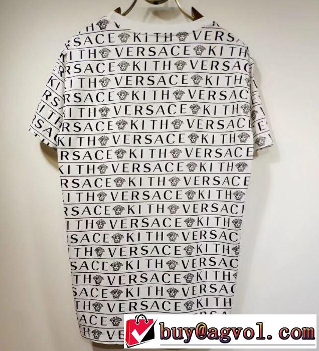 Tシャツ/半袖  夏のコーデには欠かせないヴェルサーチVERSACE 2色可選  今年は大きめの新作がトレンド