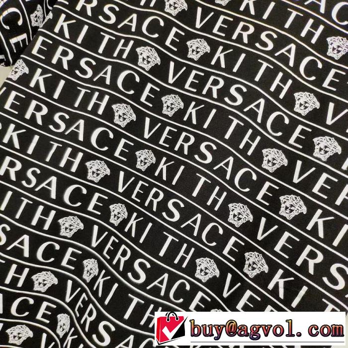 Tシャツ/半袖  夏のコーデには欠かせないヴェルサーチVERSACE 2色可選  今年は大きめの新作がトレンド