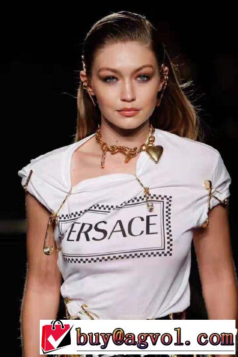 VERSACE ヴェルサーチ 半袖Tシャツ 《2019年》今、注目のストリート 絶妙にオシャレ人気アイテム