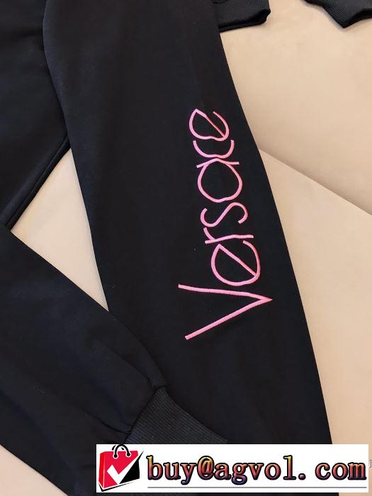 優しいのに存在感　上下セット　【最新】2019年秋冬のトレンド速報　ヴェルサーチVERSACE　ファッショントレンドを早速チェック