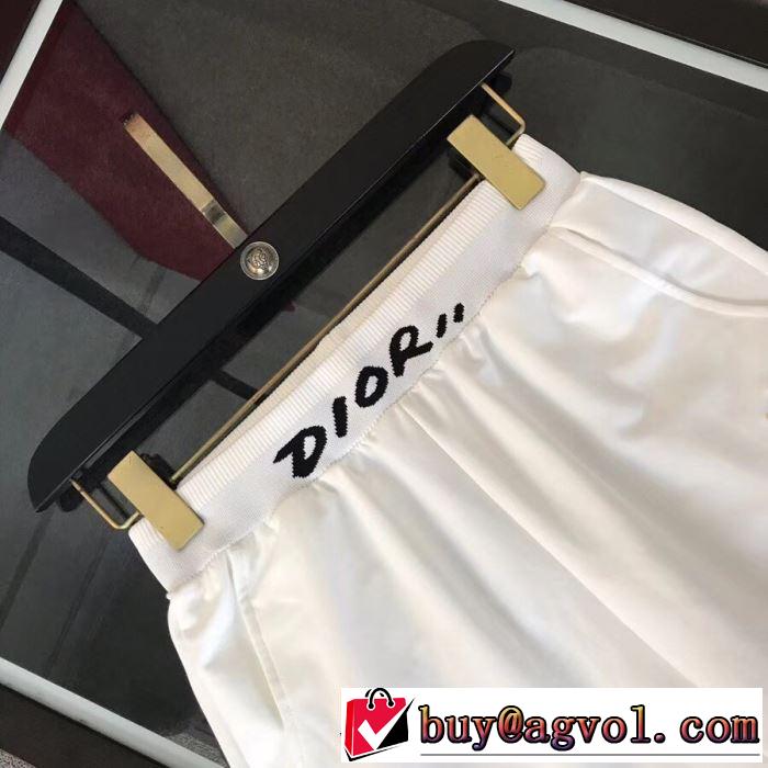 知的な夏のスタイル ディオール DIOR 海外セレブは大人気 チノパン大人カジュアル夏ファッション2019