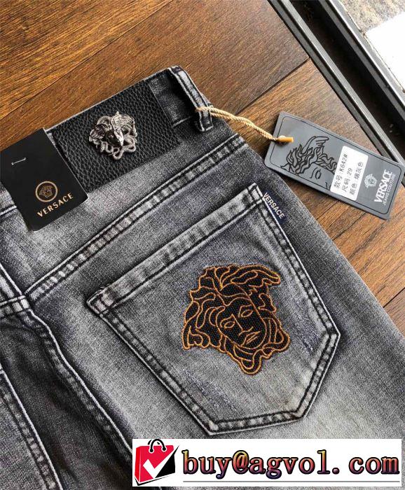 海外セレブは大人気 おしゃれな夏ファッション2019 ヴェルサーチVERSACE デニムパンツ
