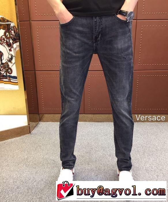 デニムパンツ 定番のスタイル春夏限定 2019年春夏流行ファッション ヴェルサーチVERSACE