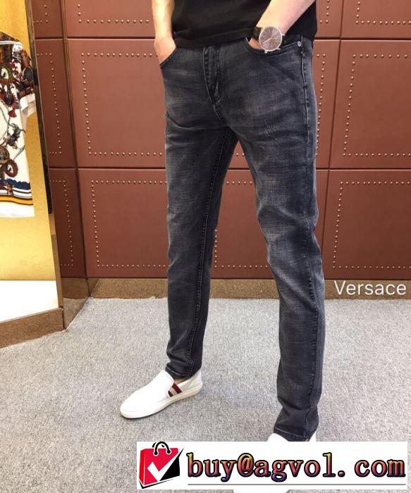 デニムパンツ 定番のスタイル春夏限定 2019年春夏流行ファッション ヴェルサーチVERSACE