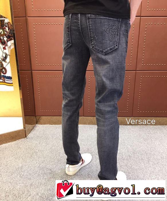 デニムパンツ 定番のスタイル春夏限定 2019年春夏流行ファッション ヴェルサーチVERSACE