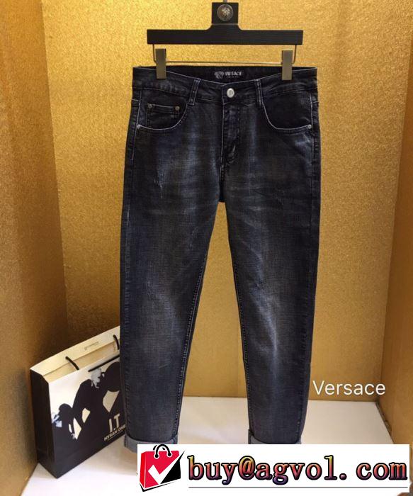 デニムパンツ 定番のスタイル春夏限定 2019年春夏流行ファッション ヴェルサーチVERSACE