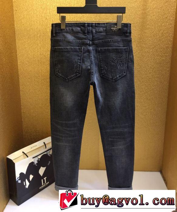 デニムパンツ 定番のスタイル春夏限定 2019年春夏流行ファッション ヴェルサーチVERSACE