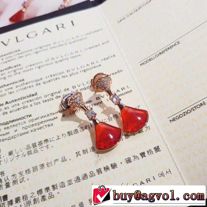 2019年春夏のトレンドアイテム ブルガリ BVLGARIスタイルUPして着こなす おしゃれな大人の着こなし  ピアス