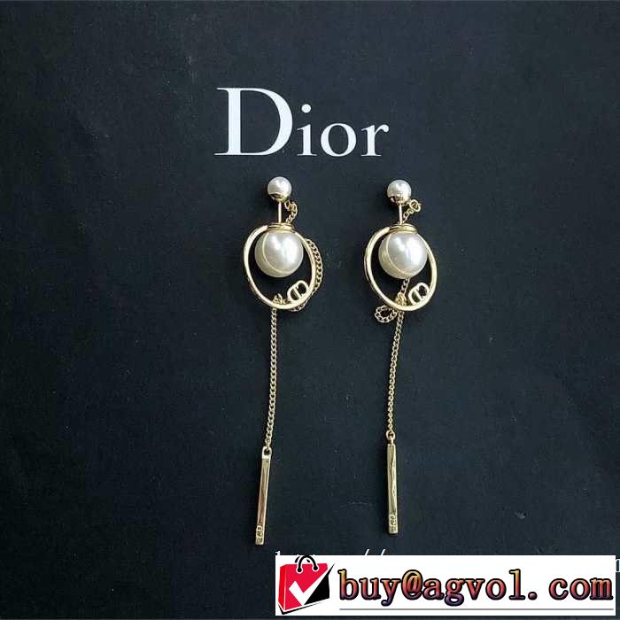 2019年最新ファッション 夏の大人カジュアルスタイル ディオール DIOR リラックス感のあるゆったり ピアス