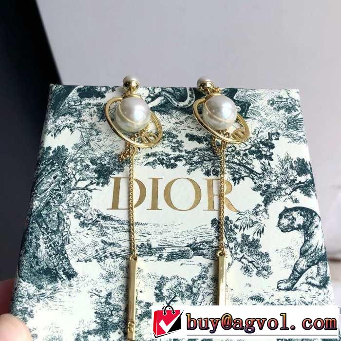 2019年最新ファッション 夏の大人カジュアルスタイル ディオール DIOR リラックス感のあるゆったり ピアス