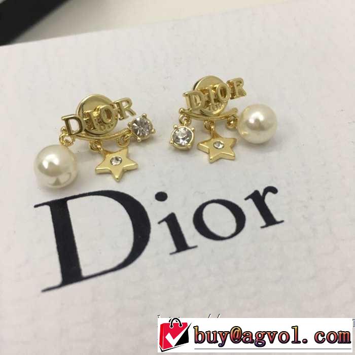大人カジュアル夏ファッション2019 ディオール甘過ぎず大人な印象に  DIOR 今旬のシルエットバランス ピアス