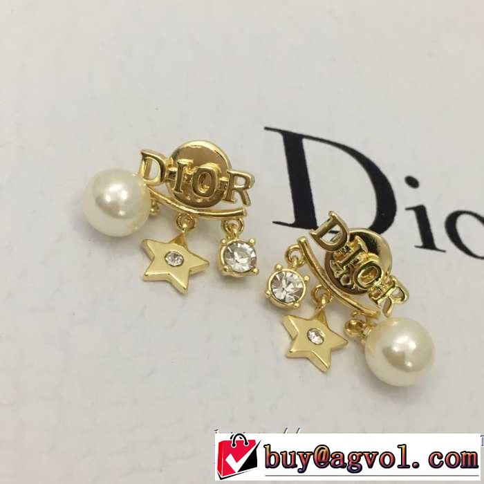 大人カジュアル夏ファッション2019 ディオール甘過ぎず大人な印象に  DIOR 今旬のシルエットバランス ピアス