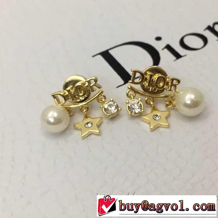 大人カジュアル夏ファッション2019 ディオール甘過ぎず大人な印象に  DIOR 今旬のシルエットバランス ピアス