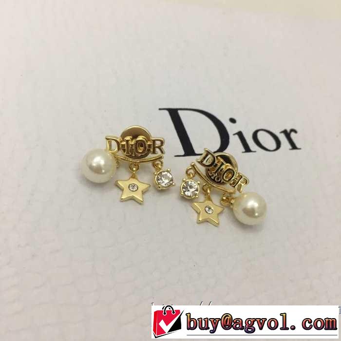 大人カジュアル夏ファッション2019 ディオール甘過ぎず大人な印象に  DIOR 今旬のシルエットバランス ピアス