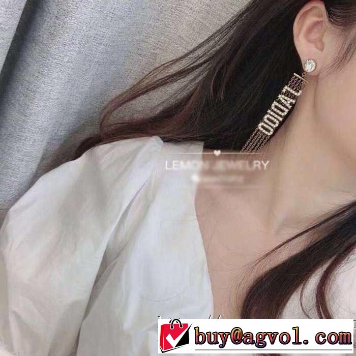 新作コレクションを見る ディオール2019年の春夏に着たい DIOR 馴染みやすいスタイル美品 ピアス