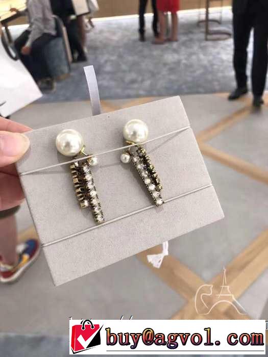 ピアス ディオール きちんと感が抜群 DIOR 夏らしい季節感 2019即旬な装いに クールな印象を引き立て