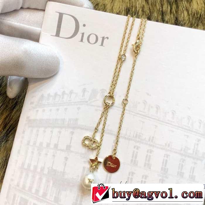 ドレスアップ効果も抜群 ディオール DIOR 2019年春夏流行ファッション ピアス トレンド感があって涼しげ