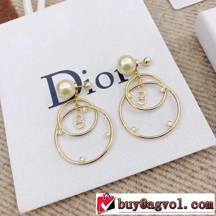 ピアス おすすめ大人かわいい着こなし ディオールリラックス感のある着こなし 2019夏ファション新品  DIOR 春色の最旬の人気アイテム