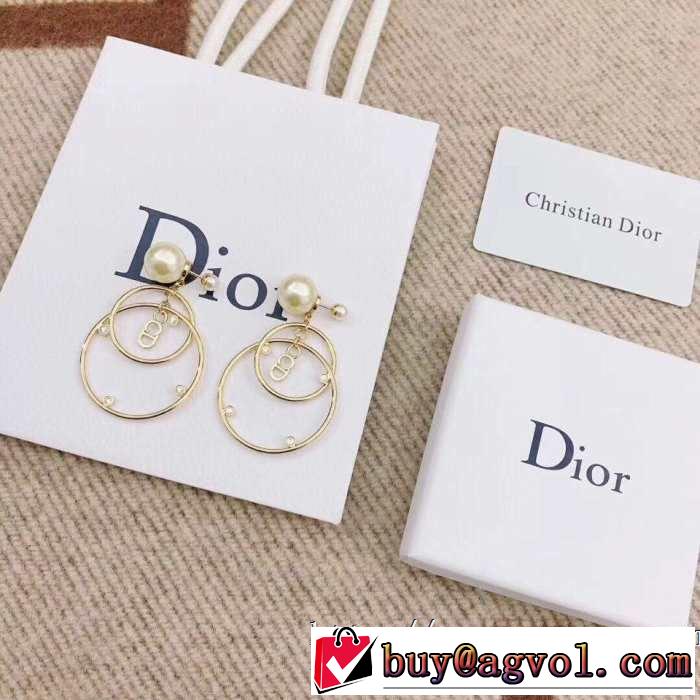ピアス おすすめ大人かわいい着こなし ディオールリラックス感のある着こなし 2019夏ファション新品  DIOR 春色の最旬の人気アイテム