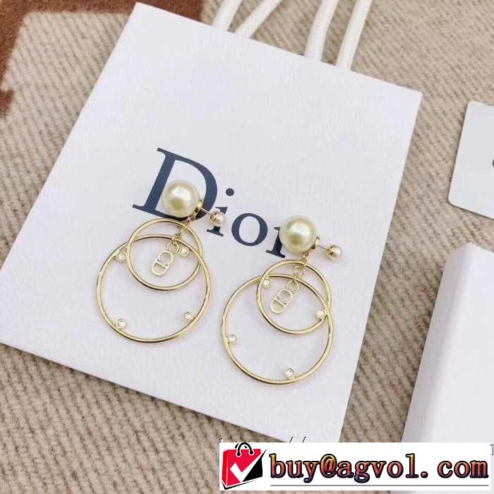 ピアス おすすめ大人かわいい着こなし ディオールリラックス感のある着こなし 2019夏ファション新品  DIOR 春色の最旬の人気アイテム
