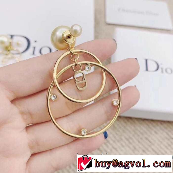 ピアス おすすめ大人かわいい着こなし ディオールリラックス感のある着こなし 2019夏ファション新品  DIOR 春色の最旬の人気アイテム