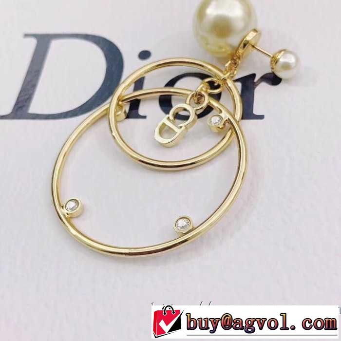 ピアス おすすめ大人かわいい着こなし ディオールリラックス感のある着こなし 2019夏ファション新品  DIOR 春色の最旬の人気アイテム
