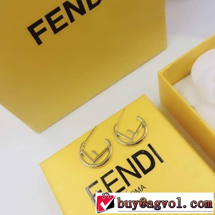 2019春夏も引き続きトレンド 大人のこなれた着こなし フェンディ FENDI 今年もトレンド ピアス