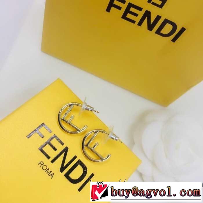 2019春夏も引き続きトレンド 大人のこなれた着こなし フェンディ FENDI 今年もトレンド ピアス