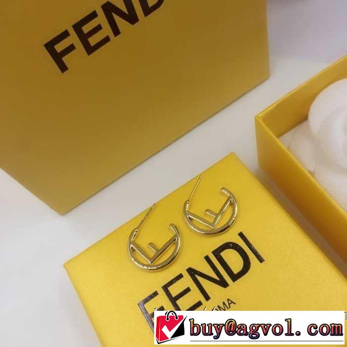 2019春夏も引き続きトレンド 大人のこなれた着こなし フェンディ FENDI 今年もトレンド ピアス