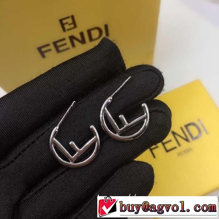 2019春夏も引き続きトレンド 大人のこなれた着こなし フェンディ FENDI 今年もトレンド ピアス