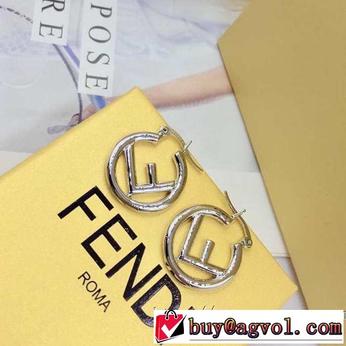 春夏！大人カジュアル  優しい雰囲気スタイリッシュに フェンディ FENDI【2019年】夏のファッション ピアス