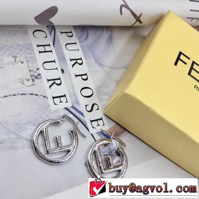 春夏！大人カジュアル  優しい雰囲気スタイリッシュに フェンディ FENDI【2019年】夏のファッション ピアス