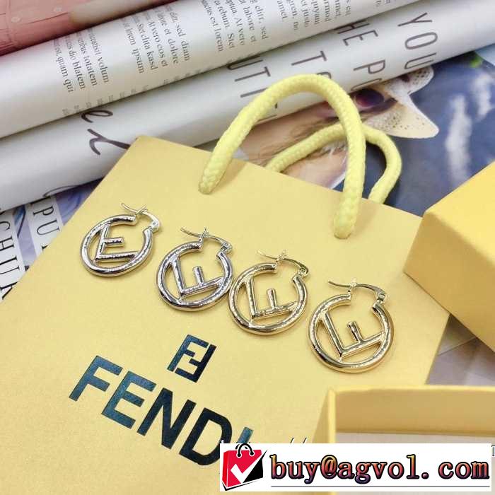 春夏！大人カジュアル  優しい雰囲気スタイリッシュに フェンディ FENDI【2019年】夏のファッション ピアス