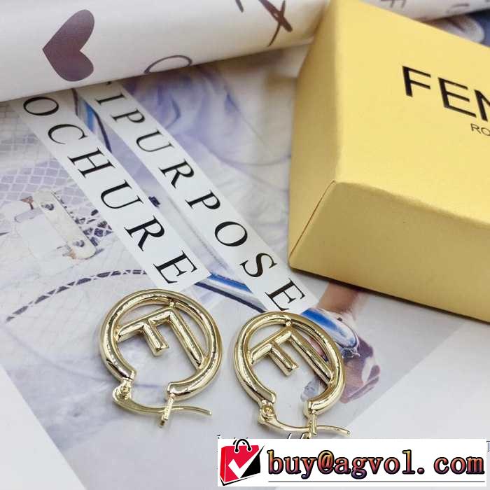 春夏！大人カジュアル  優しい雰囲気スタイリッシュに フェンディ FENDI【2019年】夏のファッション ピアス