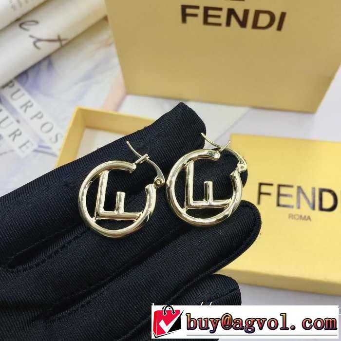 春夏！大人カジュアル  優しい雰囲気スタイリッシュに フェンディ FENDI【2019年】夏のファッション ピアス