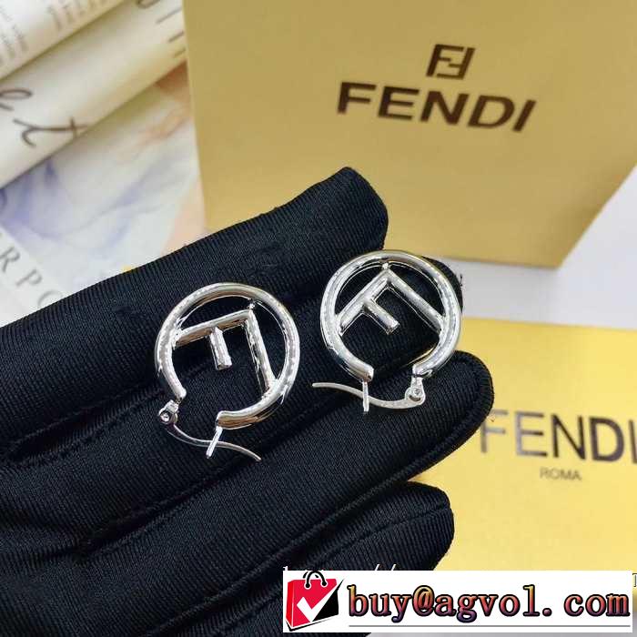 春夏！大人カジュアル  優しい雰囲気スタイリッシュに フェンディ FENDI【2019年】夏のファッション ピアス