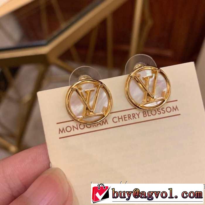 2019即旬な装いに  きちんと感が抜群 ピアス 夏らしい季節感 ルイ ヴィトン LOUIS VUITTON きれいめ上品に