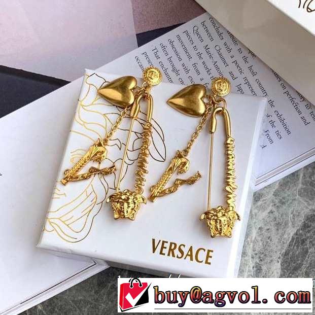 ピアス  デザイン抜群のアイテム ヴェルサーチVERSACE 2019年春夏流行ファッション トレンド感があって涼しげ