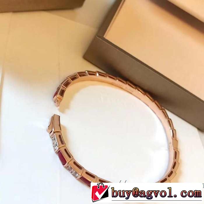 夏の大人カジュアルスタイル ブルガリ リラックススタイルが実現 BVLGARI 2019年最新ファッション ブレスレット