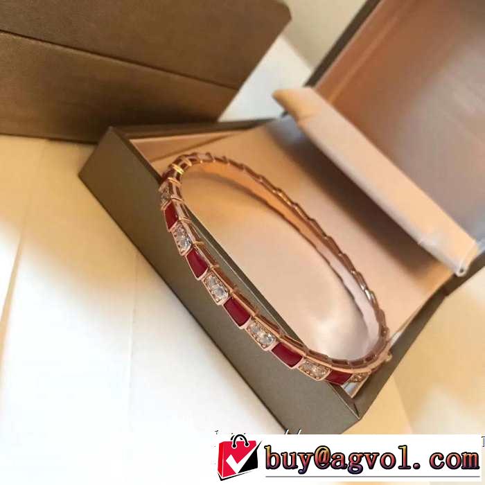 夏の大人カジュアルスタイル ブルガリ リラックススタイルが実現 BVLGARI 2019年最新ファッション ブレスレット