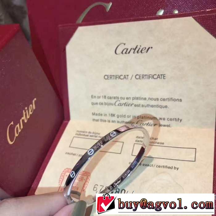 おしゃれな夏ファッション2019カルティエ CARTIER 季節感のあるファッション ブレスレット 気持ちいい真夏日にぴったり