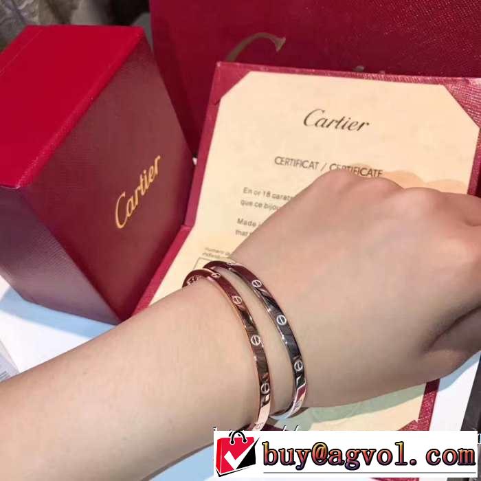 おしゃれな夏ファッション2019カルティエ CARTIER 季節感のあるファッション ブレスレット 気持ちいい真夏日にぴったり