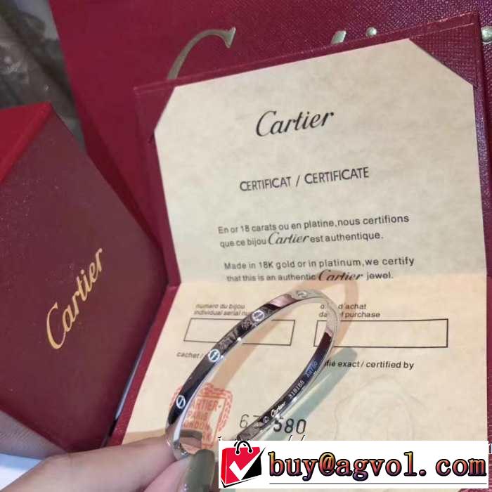 おしゃれな夏ファッション2019カルティエ CARTIER 季節感のあるファッション ブレスレット 気持ちいい真夏日にぴったり